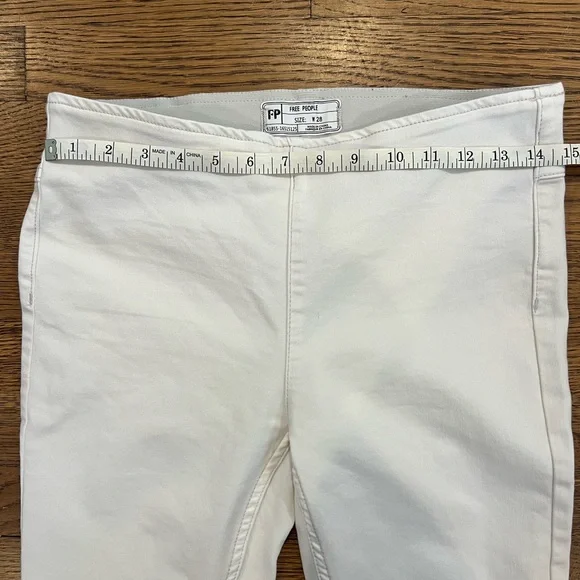 Free People - Pull-On White Flare Jeans - Size 28 - Picture 2 of 7